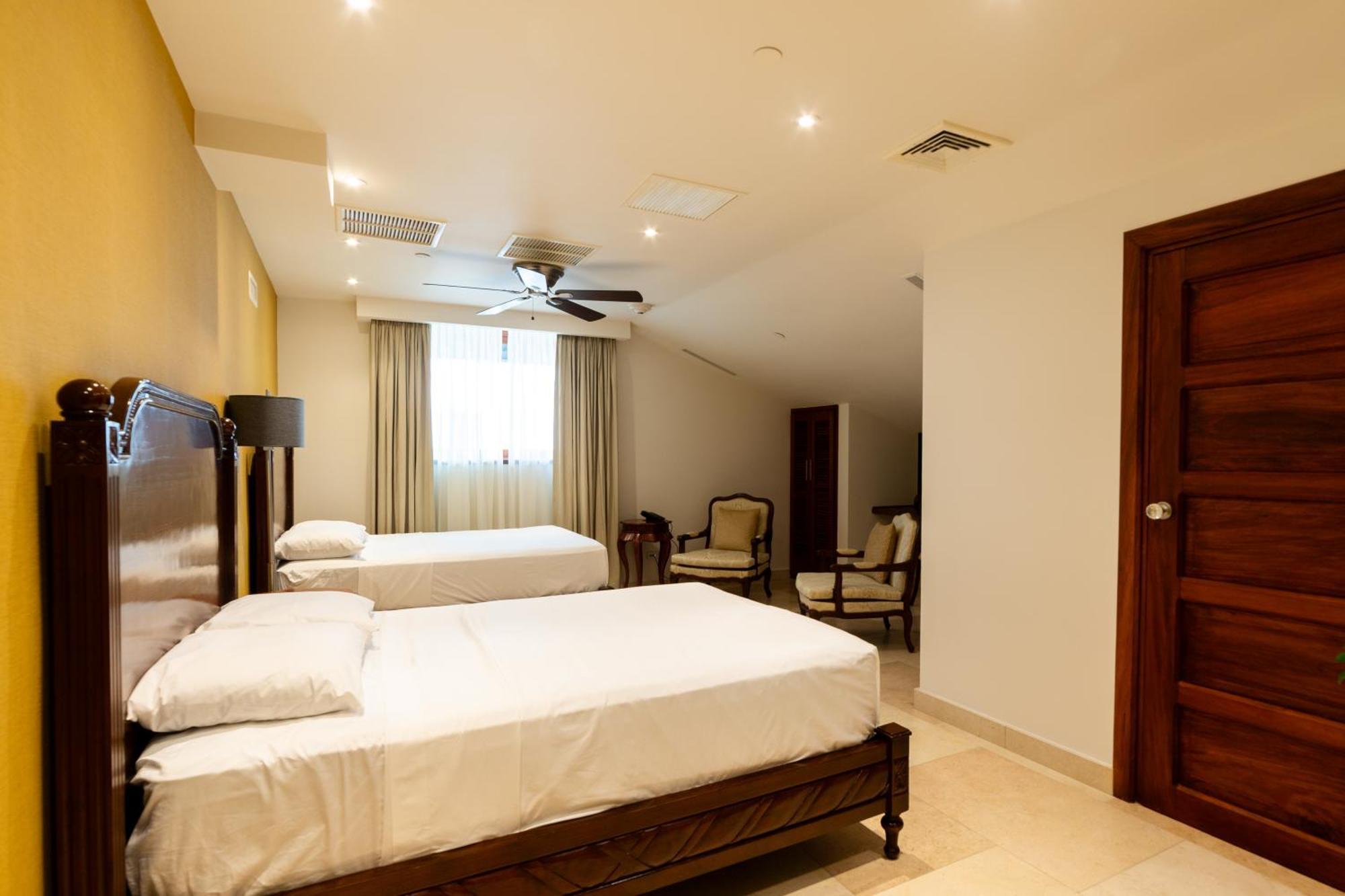 Hotel Plaza Herrera Панама Экстерьер фото